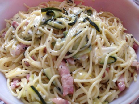 Spaghetti con zucchine, pancetta affumicata e certosa